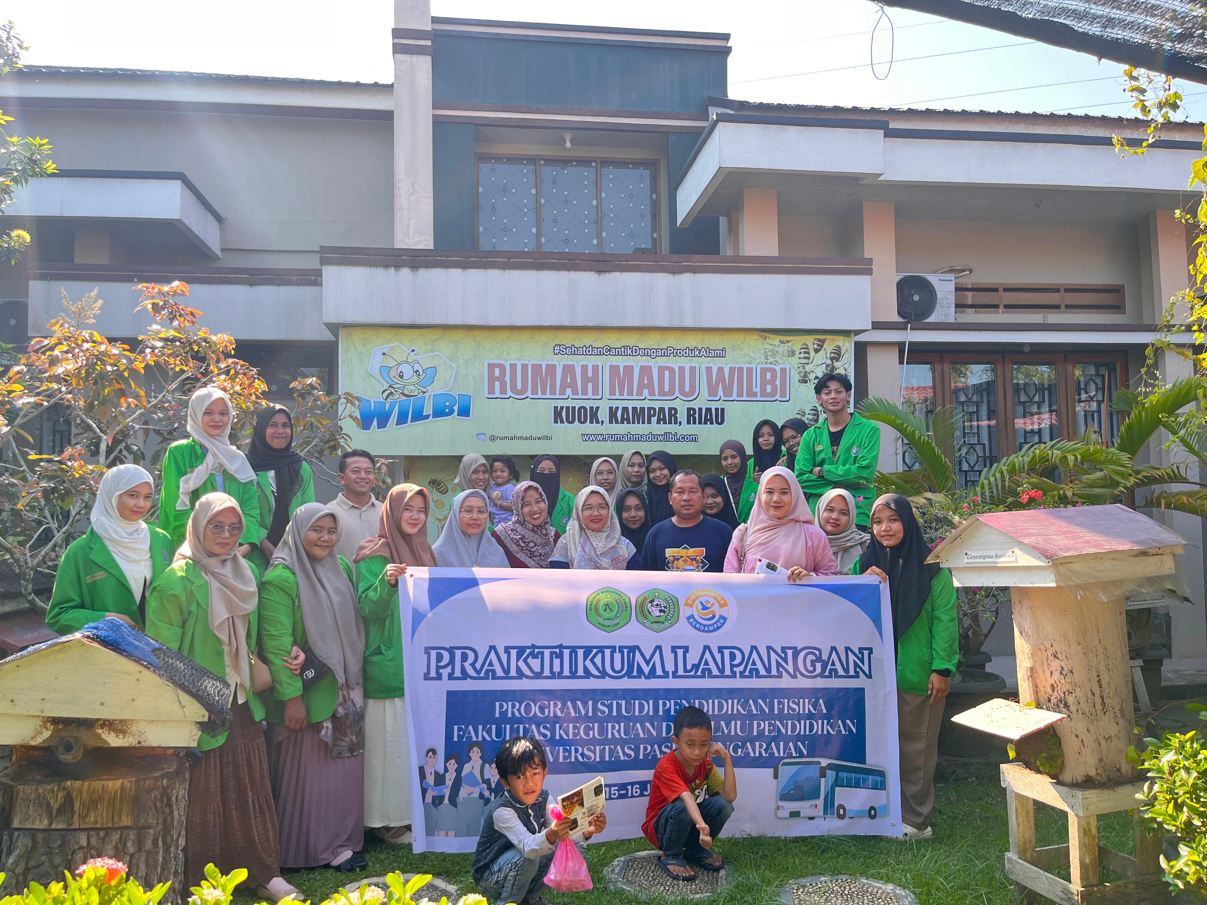 Belajar Langsung dari Industri Lokal, Mahasiswa Pendidikan Fisika UPP Kunjungi Rumah Madu Wilbi